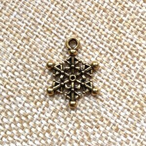 🔴 5 for $10 ONE Vintage Style Gold Tone Snowflake Pendant